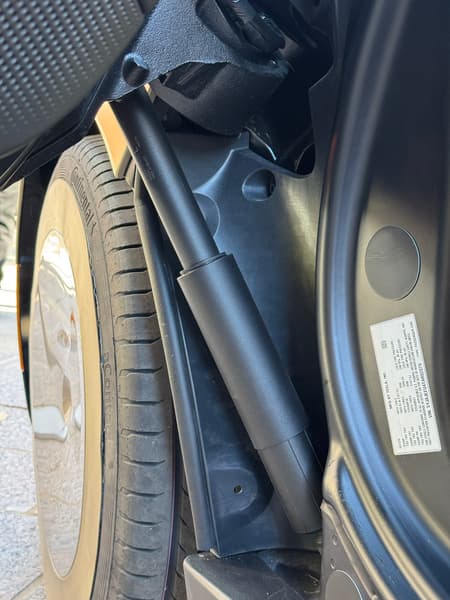 Новые Tesla Cybercab сделали с удобной посадкой для инвалидов-колясочников, двери можно открыть вручную даже при исчезновении электропитания - 3